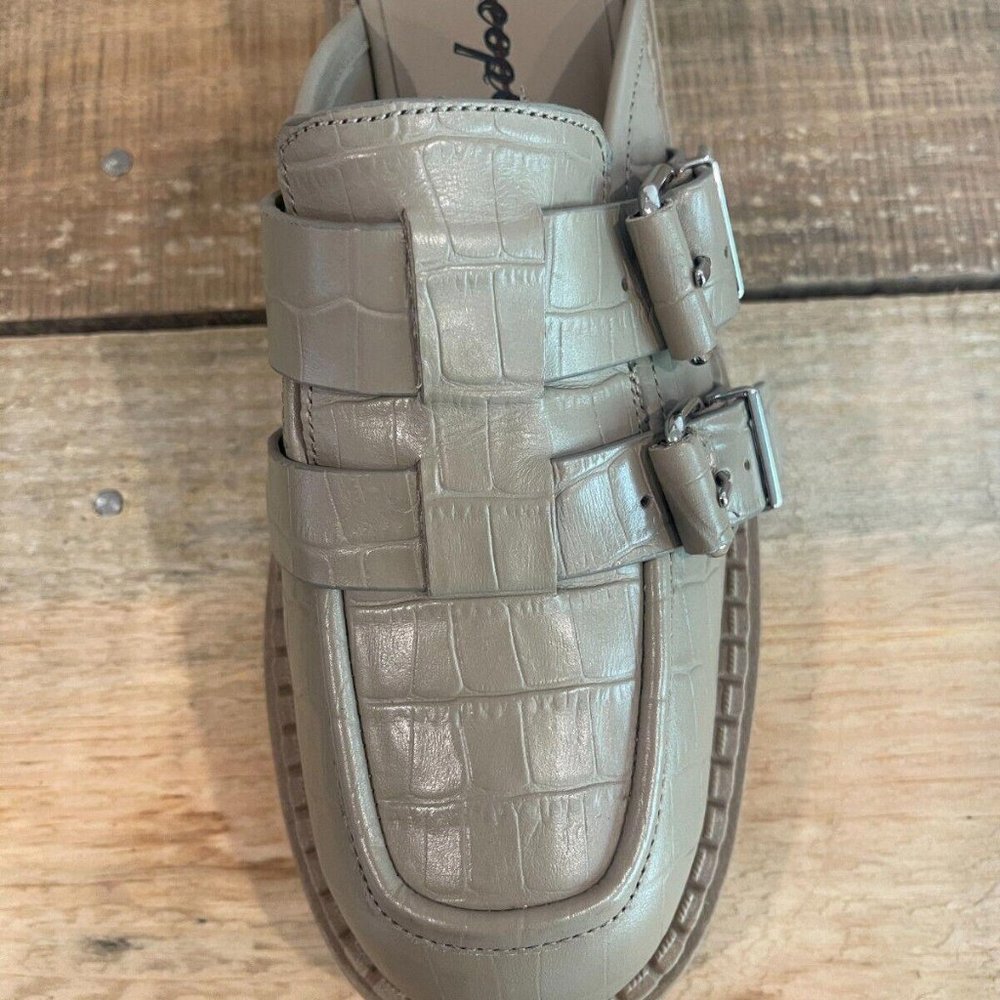 earth lyra buckle clog